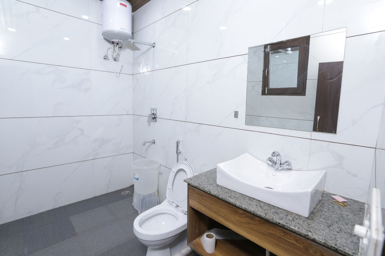 Bathroom 2, Hotel Razia Inn, Hisar