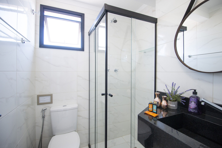 Bathroom, Duplex em Pinheiros com piscina e AC, São Paulo