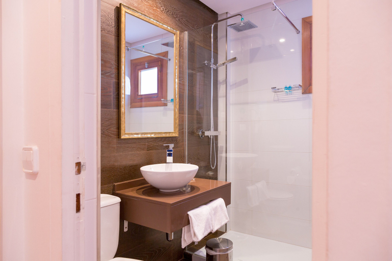 Bathroom 4, Hotel Los Arces, Cantabria