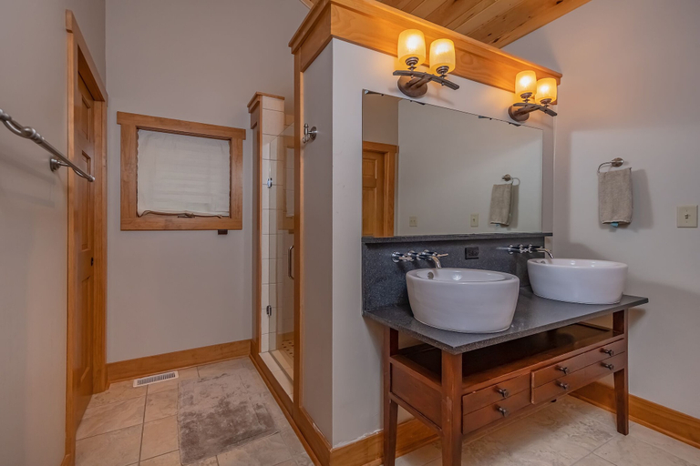 Bathroom 3, Boulder View, Garrett