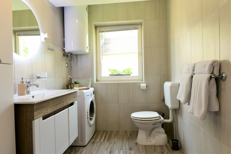 Bathroom 3, Green Linden, Rakovica