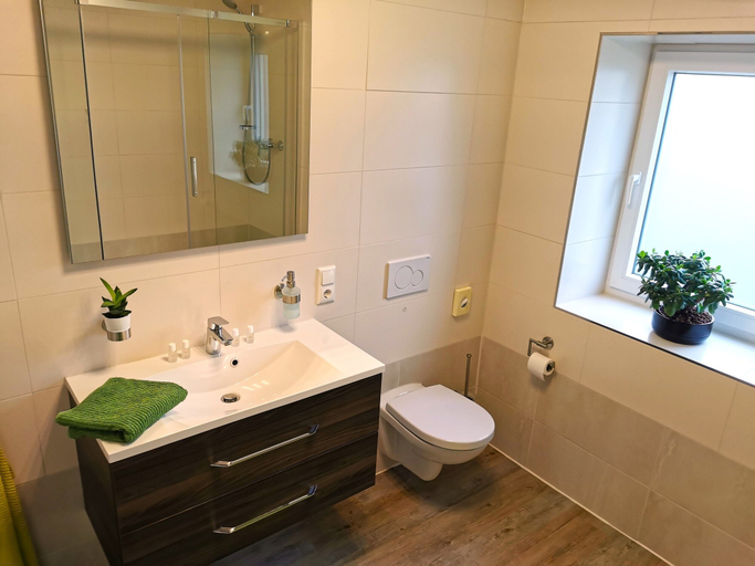 Bathroom 4, Speedys Gästehaus am Brünnchen, Mayen-Koblenz