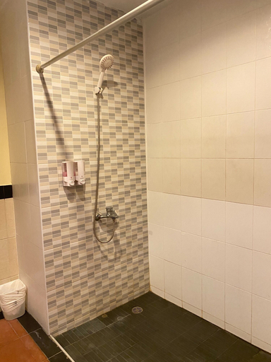 Bathroom 5, Honey Resort, Pulau Phuket