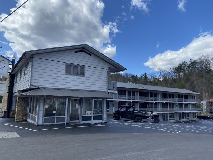Exterior & Views 2, Timber Ridge Lodge - Walking Distance from Downtown Gatlinburg, Sevier