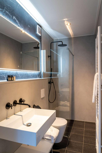 Bathroom, Mooi Twente Lodges - prive Spa en sauna, Hof van Twente