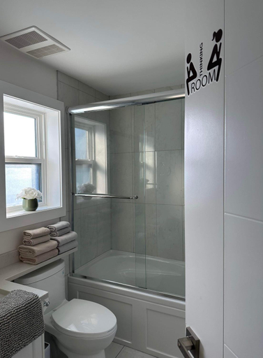 Others 5, 2BR 1.5BA Full Kitchen Private Guest House - Free Parking - Central Location, Greater Vancouver