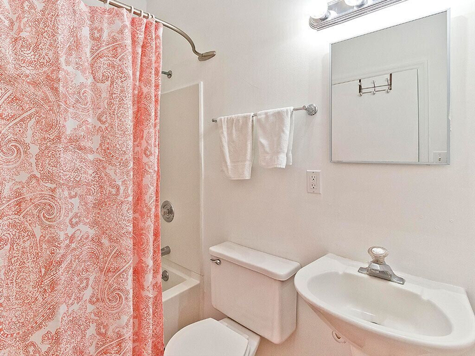 Bathroom 4, Bikini Top by Tybee Vacation Rentals, Chatham