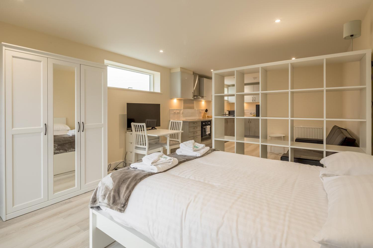 Pass the Keys Flat 9 Lovell Lodge - Modern Studio near Science Park, Cambridgeshire