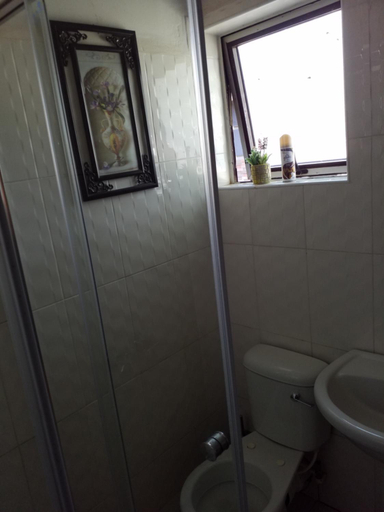 Bathroom 2, Keresia's guestwing, Kafue