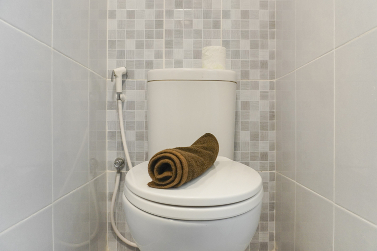 Bathroom 5, Compact Studio at Tokyo Riverside Apartment By Travelio, Tangerang