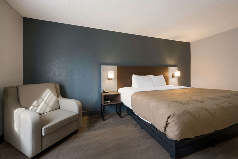 Bedroom 3, Quality Inn University Area, Prince Edward
