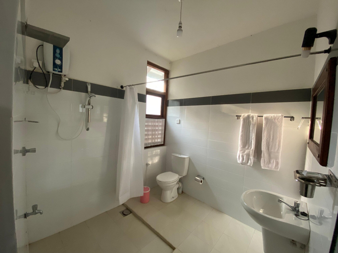 Bathroom 4, Sigiri Holiday Bungalow, Dambulla