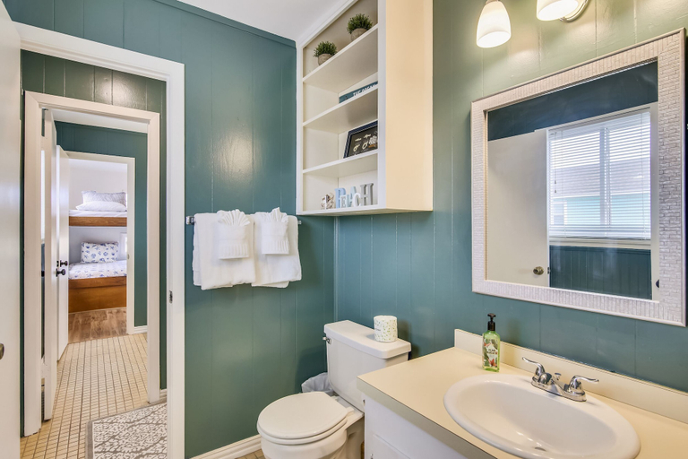 Bathroom 4, The Happy Clam, Galveston