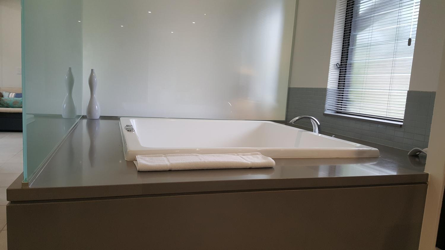 Bathroom 4, Sea Temple Port Douglas Penthouses - Swim Outs & Spa Apartments, Douglas