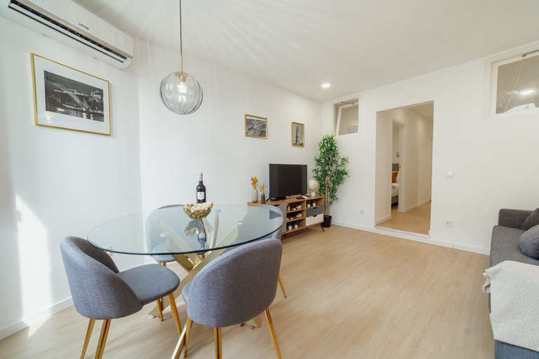 Others 4, Lapa Stylish Apartment A by Vacationy, Porto