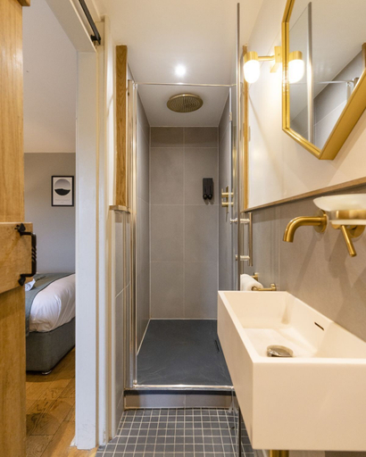 Bathroom 3, The World Famous Tan Hill Inn, North Yorkshire