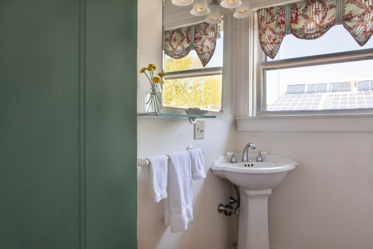 Bathroom 5, Maple Hill Farm Inn, Kennebec