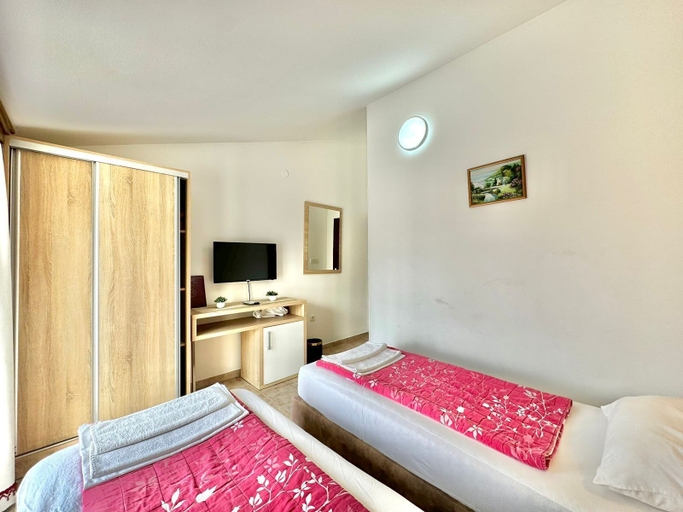 Others 5, Hotel Grbalj