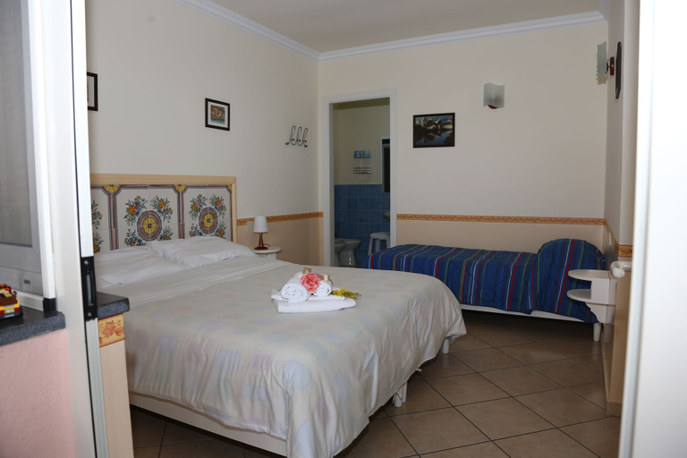Bedroom 3, Alle Ginestre B&B, Napoli