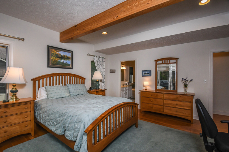 Bedroom 3, Changes in Attitude, Garrett