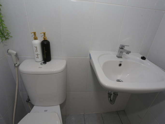 Bathroom 5, Aurora Rooms @ Apartemen Patraland Urbano, Bekasi