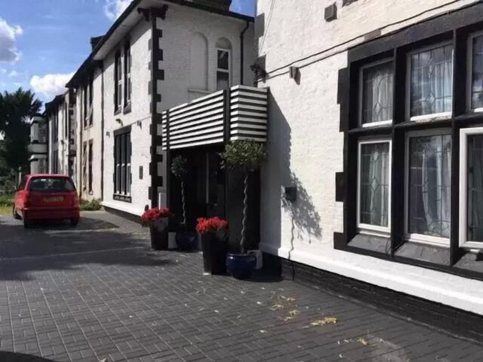 Exterior & Views 2, The Firs Lodge, London