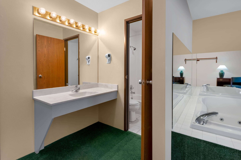Bathroom 5, Super 8 by Wyndham Reedsburg, Sauk