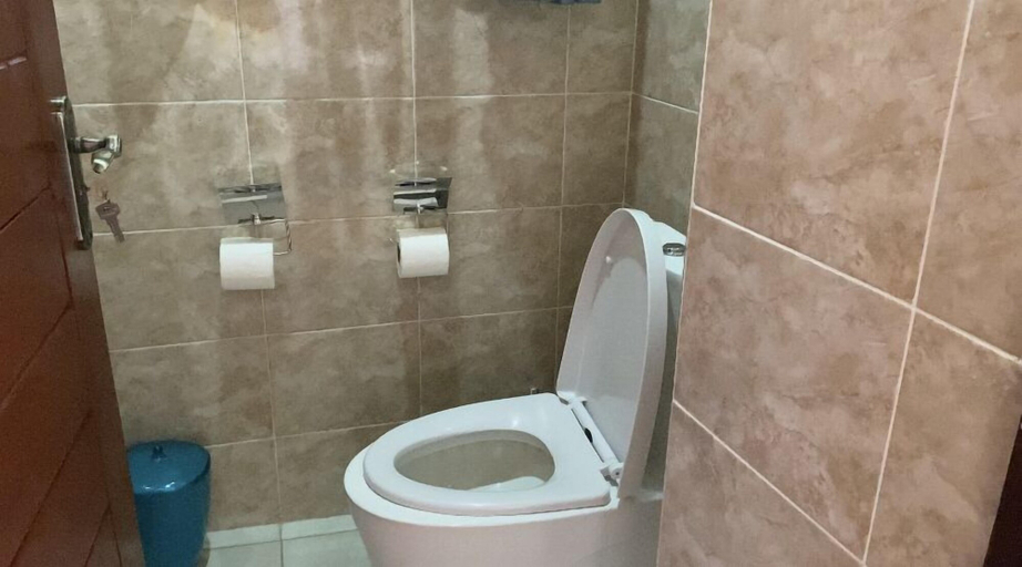 Bathroom 4, Tiret Resort and Retreat, Kapseret