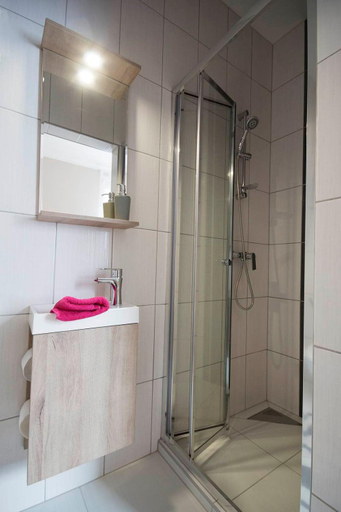 Bathroom 2, Noel Vendeghaz, Szeged
