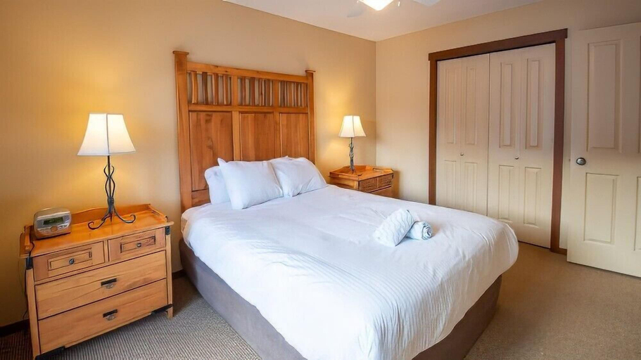 Bedroom 3, Snow Creek Lodge by Fernie Lodging Co, East Kootenay