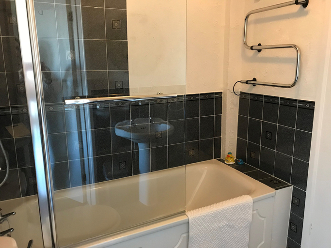 Bathroom 5, St Johns Guest House, Dorset