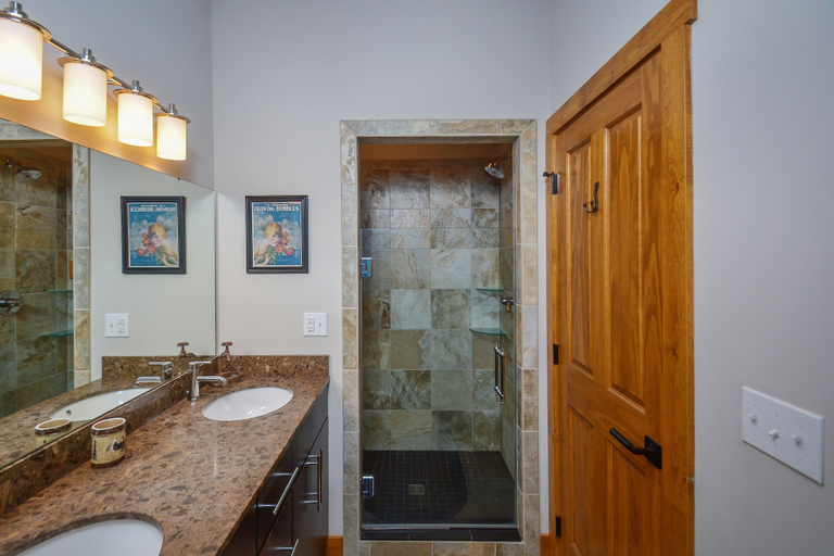 Bathroom 3, Livin' Lodge, Garrett