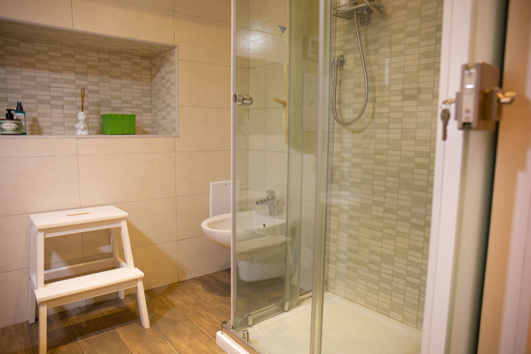 Bathroom 4, Portico 57, Salerno