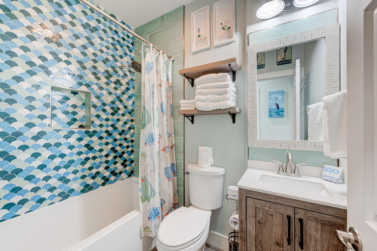 Bathroom 3, Mako My Dayo, Nueces