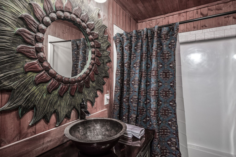 Bathroom 4, A Climbing Cub, Lincoln