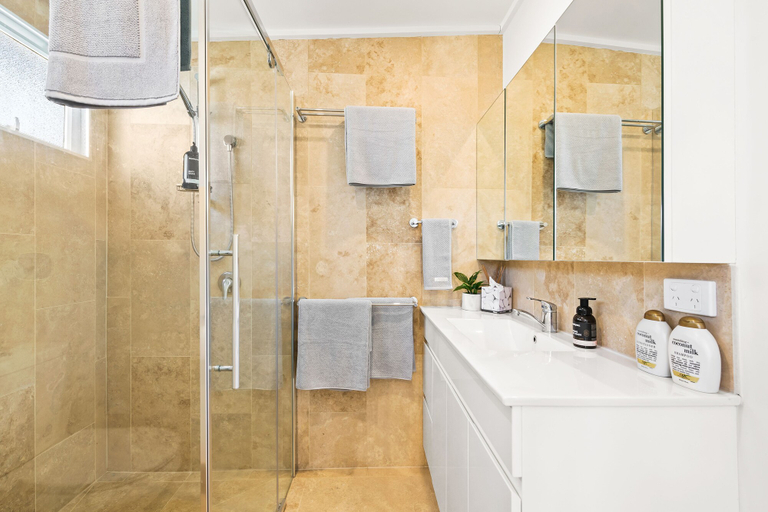 Bathroom 3, Hollow Tree Farm - Peace and Quiet on 30 Acres right in Toowoomba, Toowoomba - North-East