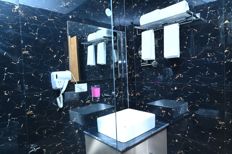 Bathroom 5, SPT Clarks Inn Suite Mandi, Mandi