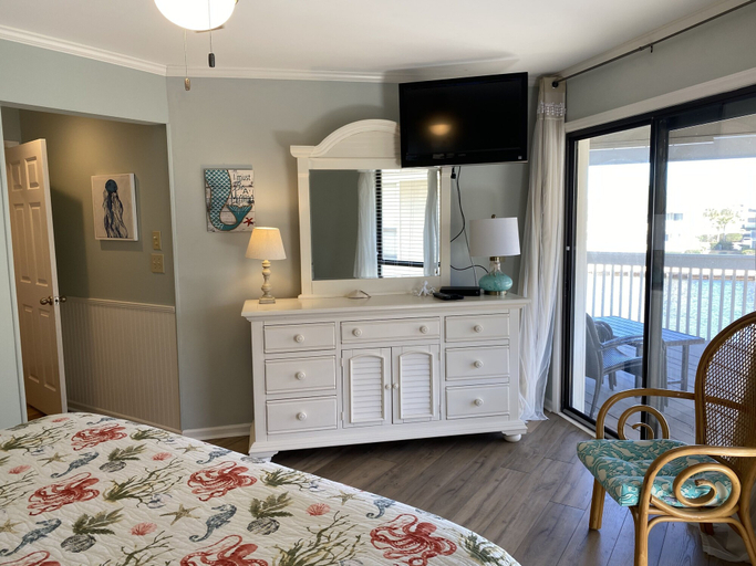 Room 2, Tilghman Lakes H4 3 Bedroom Condo by RedAwning, Horry
