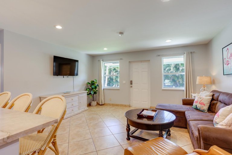 2 Mi to Swim and Shop Updated North Palm Beach Home, Palm Beach