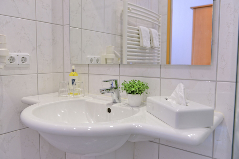Bathroom 5, Landhotel Zur Eiche, Stade