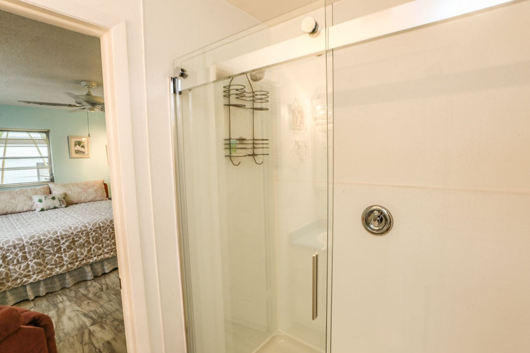 Bathroom 3, 26421 Hickory Blvd, Lee