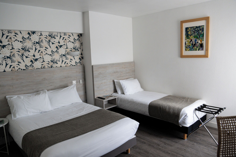 Bedroom 2, Cit'Hotel Logis Le Chene Vert, Vendée