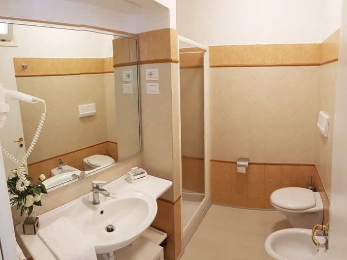 Bathroom 5, Hotel Gabbiano Beach, Foggia