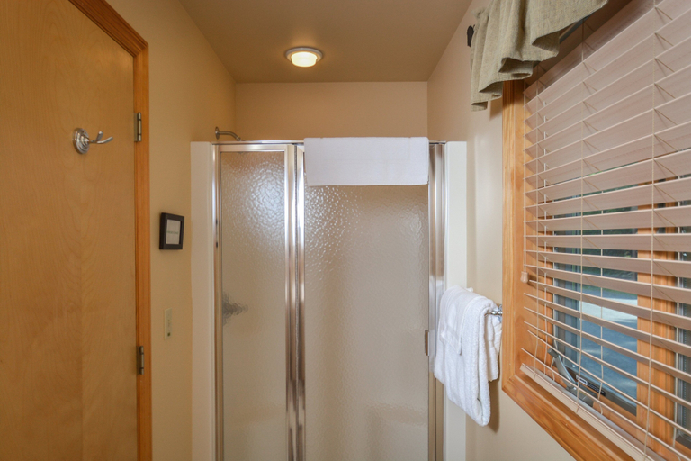 Bathroom 3, Waves N' Moguls, Garrett