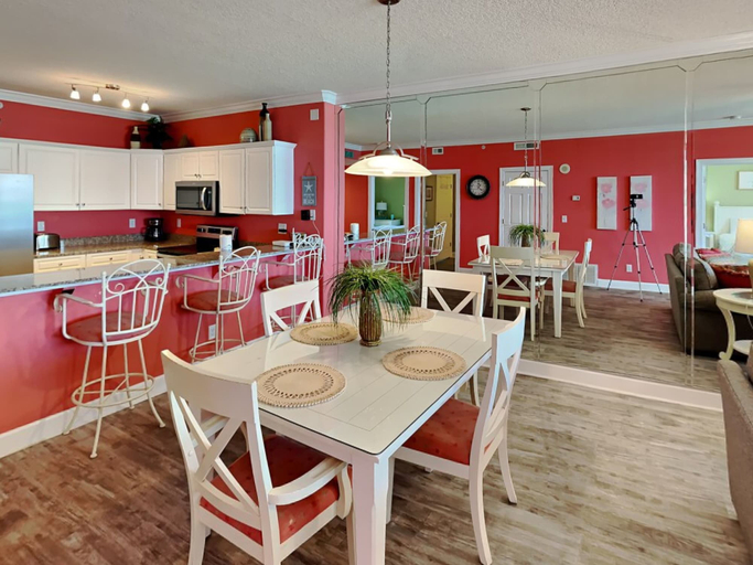 Food & Drinks, Emerald Isle by Resort Collection, Bay