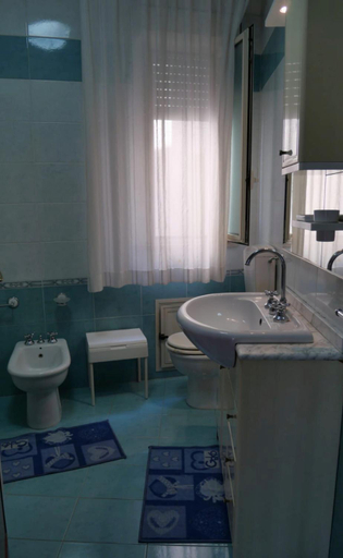 Bathroom 4, 100 passi dal mare, Palermo