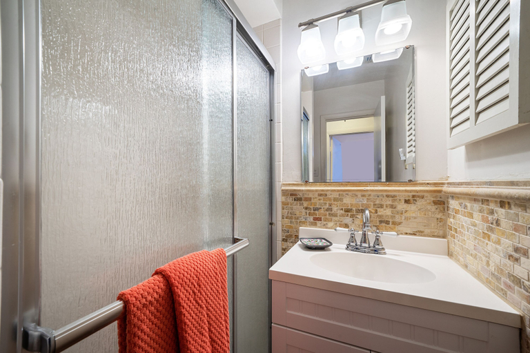 Bathroom 4, Jamaica Royale, Sarasota