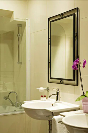 Bathroom 5, Hotel Le Clos Rebillotte, Haute-Saône