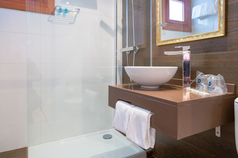 Bathroom 4, Hotel Los Arces, Cantabria