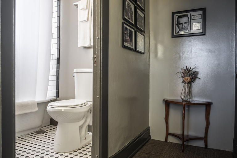 Bathroom 3, Gardner Hotel & Hostel, El Paso